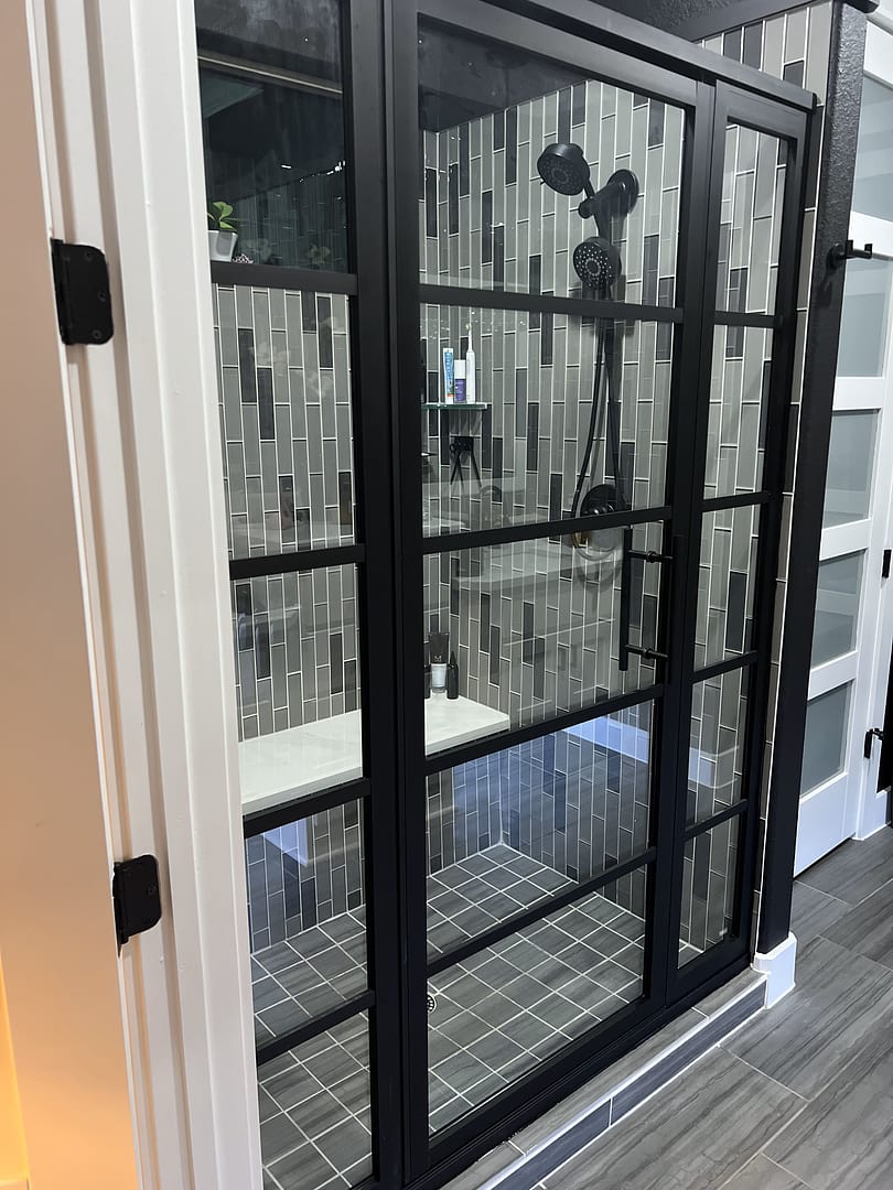 Gridscape GS2 Swing Shower Door with 2 Side Panels in Black with Clear Glass