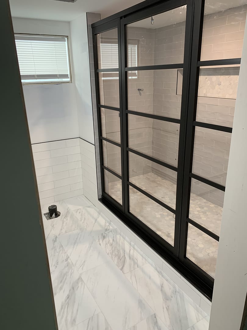 Gridscape GS2 Swing Shower Door with 2 Side Panels in Black with Clear Glass