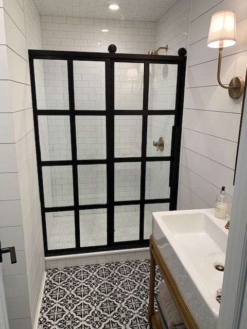 Gridscape GS1 Eclipse Sliding Shower Door in Black with Clear Glass