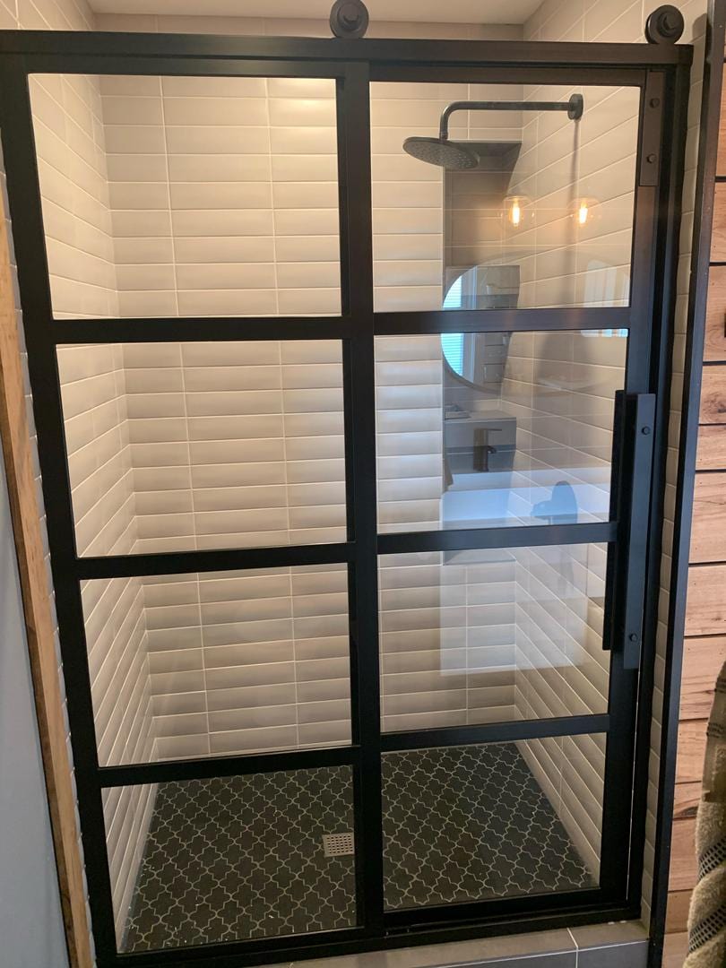 Gridscape GS2 Eclipse Sliding Shower Door in Black with Clear Glass